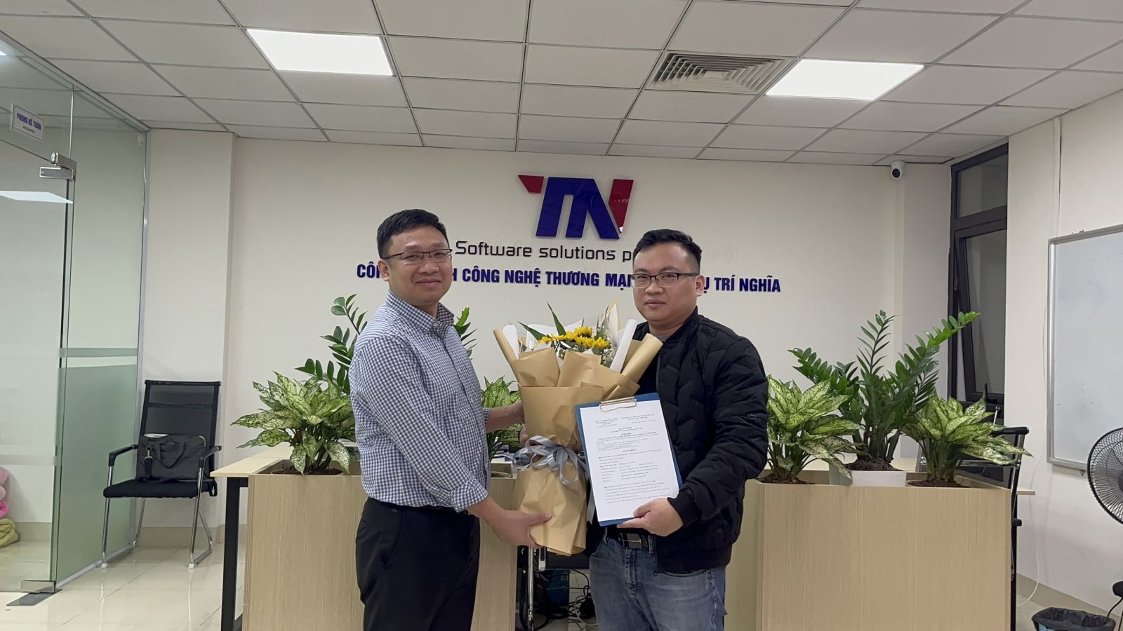 Lễ Công bố và trao quyết định Bổ nhiệm Ông Trần Nông Lâm giữ chức vụ Phó Giám đốc – Phụ trách Sản xuất en